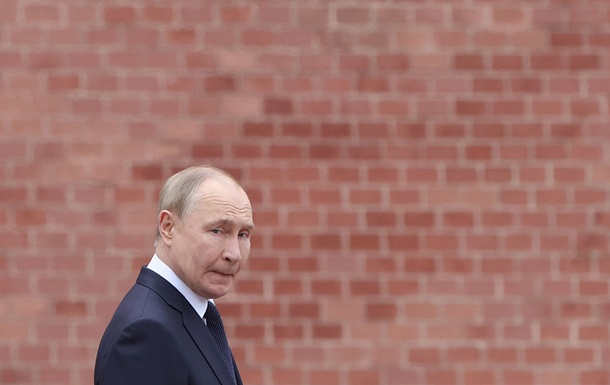 Путин анонсировал сокращение военных расходов