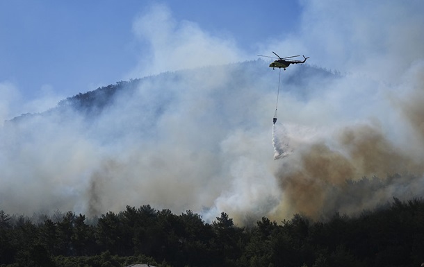 Лесные пожары в Турции вызвали массовую эвакуацию населения