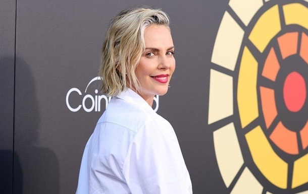 Шарлиз Терон подшутила над свадьбой Безоса