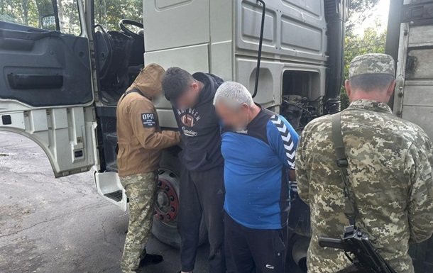 На Ровенщине пограничники обнаружили нарушителя в грузовике 
