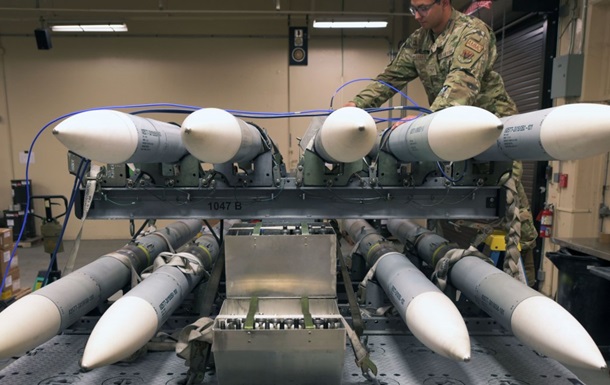 США знову зупинили допомогу Україні: що далі