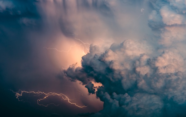 У кількох регіонах України очікуються грози та шквали