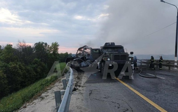 Под Ельцом в России сгорела военная колонна