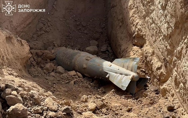 Россияне сбросили бомбу на памятник летчику на Запорожье - соцсети