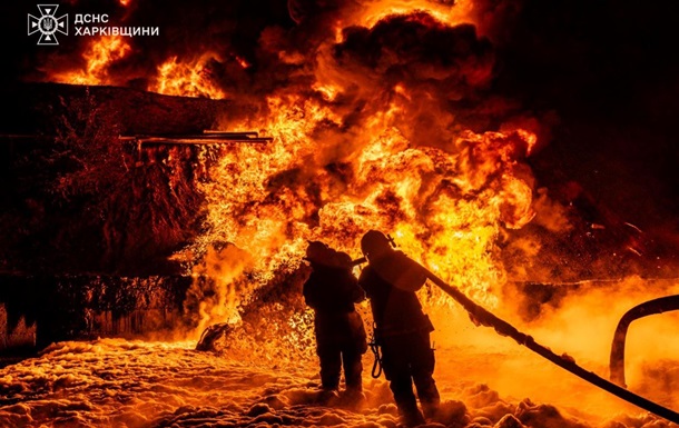 Атака РФ: в Чугуеве большой пожар, 11 раненых