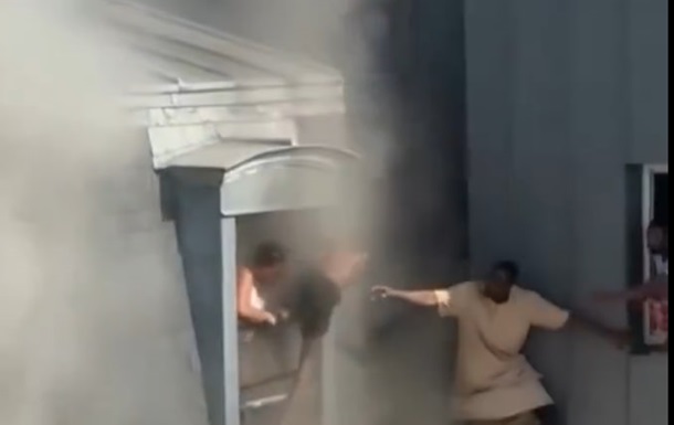 Порятунок з вогню у Парижі прославив іноземця