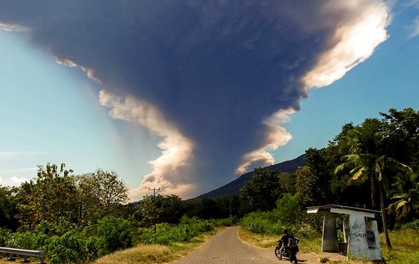 В Индонезии извергается вулкан Левотоби