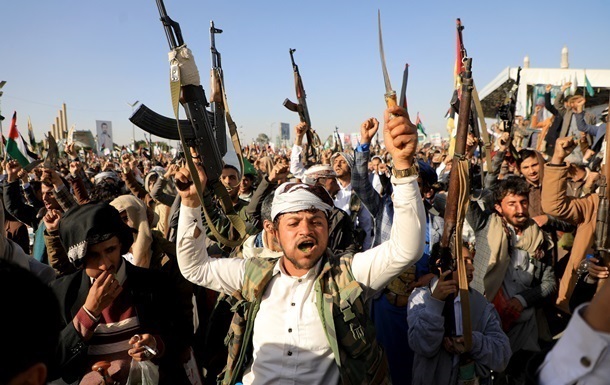 Хуситы атаковали греческое судно у берегов Йемена, есть раненые