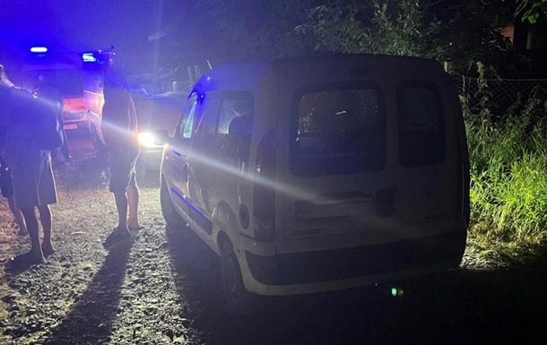 На Прикарпатті чоловік стріляв в автомобілю: поранено підлітка