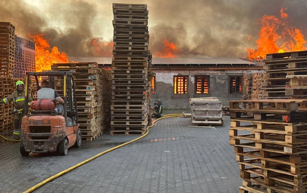 Появились фотографии последствий атаки на Киевщину