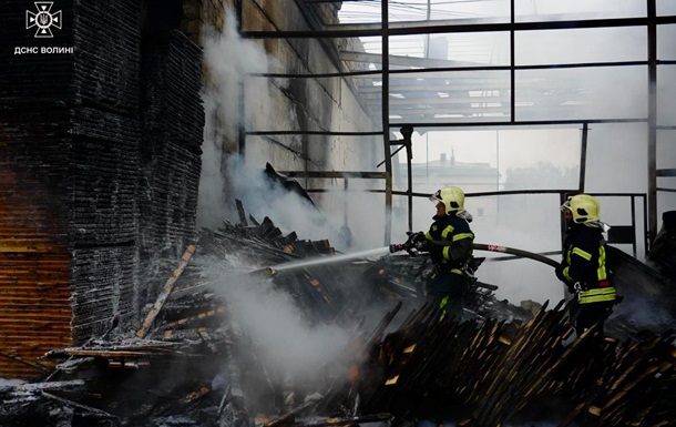 Наймасштабніший обстріл Луцька: рятувальники ліквідували пожежу