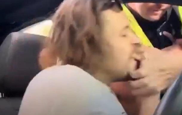 Был в розыске ТЦК: в Киеве водитель укусил полицейского