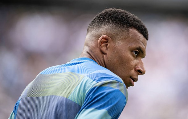 Неприятный момент: Мбаппе случайно травмировал работника стадиона