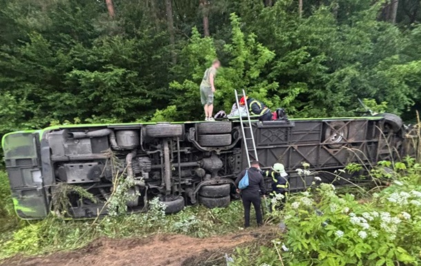 Під Львовом понад 30 людей постраждали у ДТП