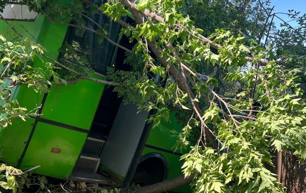  Водію стало зле : в Харкові автобус потрапив в ДТП, є потерпілі