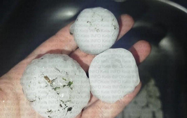 Под Киевом выпал град размером с куриное яйцо