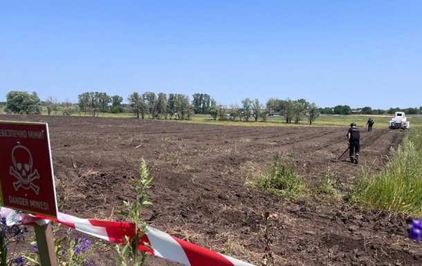 На Херсонщине россияне сбросили взрывчатку на комбайн, есть пострадавший