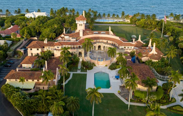 У резиденции Трампа задержали женщину с оружием