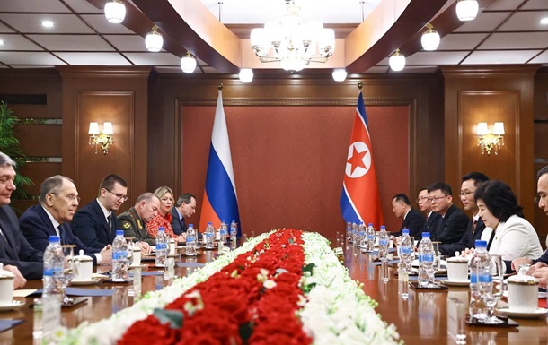 Лавров прибыл на переговоры в КНДР