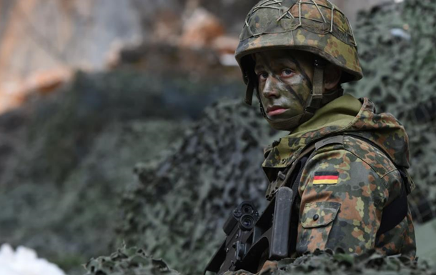 Президент ФРГ призвал ввести обязательный призыв