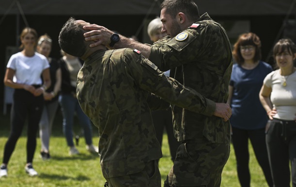  Викличуть і чоловіків, і жінок : в Польщі пройдуть масштабні медкомісії