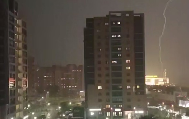 В Москве и Подмосковье шторм вызвал пожары и отключение электроэнергии