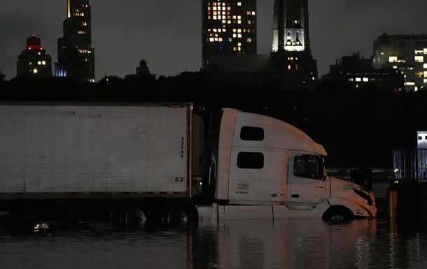 Повінь у Нью-Йорку: затоплені метро та дороги