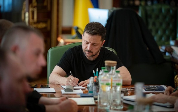 Зеленский подписал три неотложных закона