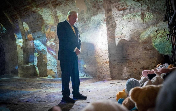 Келлог почтил память погибших детей в Украине