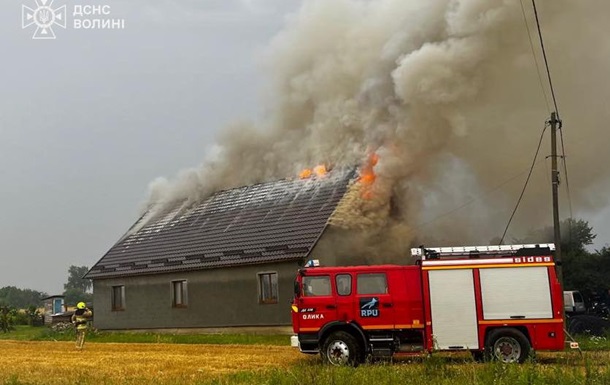 В Волынской области из-за удара молнии загорелся дом