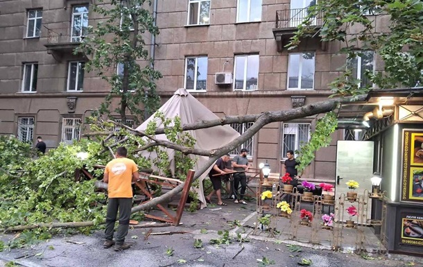В Одессе гроза и штормовой ветер натворили бедствий