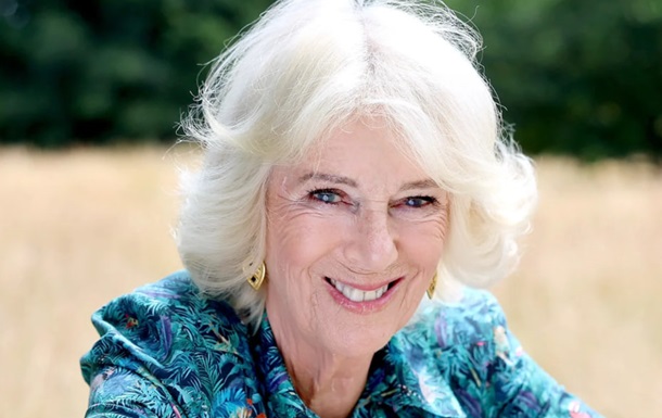 Букингемский дворец представил новый портрет королевы Камиллы