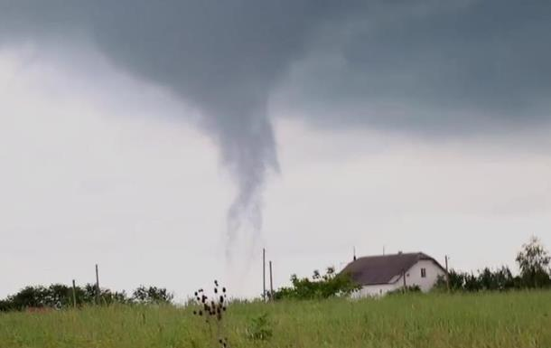 На півдні України побільшає смерчів та пилових бур - метеоролог