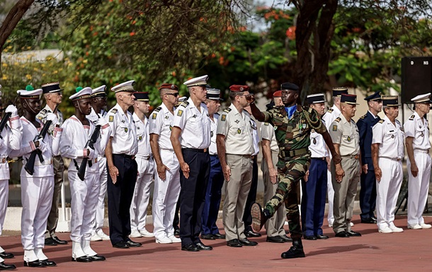 Франция полностью вывела войска из Сенегала