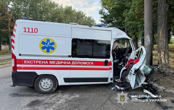 В Днепре  скорая  врезалась в столб, погиб медик