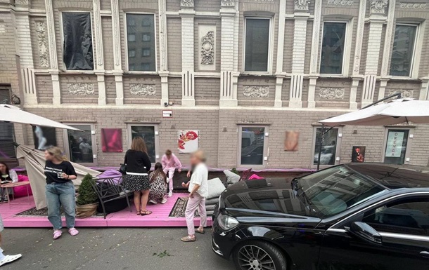 В Киеве автомобиль снес летнюю террасу с людьми