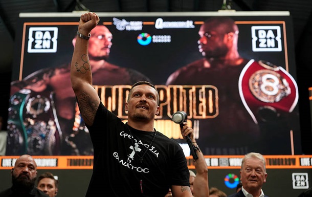 Усик прибыл на Уэмбли на бой против Дюбуа