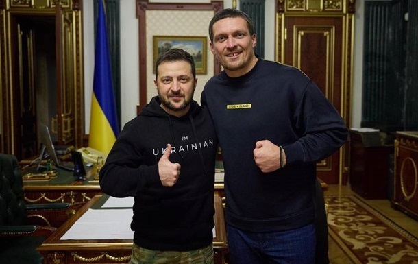 Зеленский поздравил Усика с победой в реванше