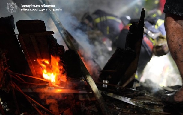 Запорожье массированно атаковали БПЛА: возникли пожары, есть раненый