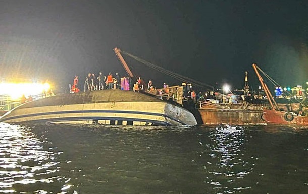 Во Вьетнаме перевернулась лодка с туристами: 27 погибших