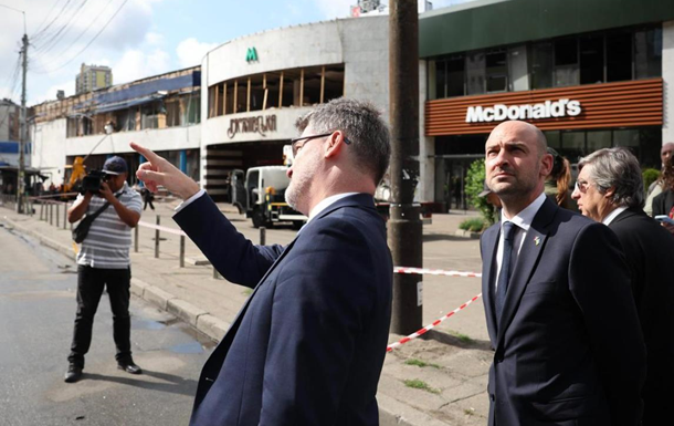 Глава МИД Франции прибыл в Киев