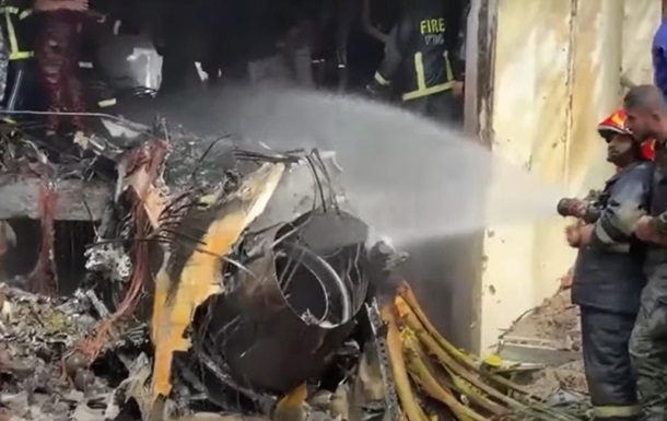 В Бангладеш истребитель упал на крышу школы