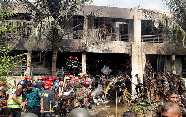 Падение самолёта на школу в Бангладеш: десятки погибших и 100 пострадавших