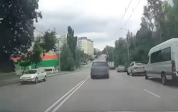 У Рівному п яний водій врізався в магазин, тікаючи від патрульних