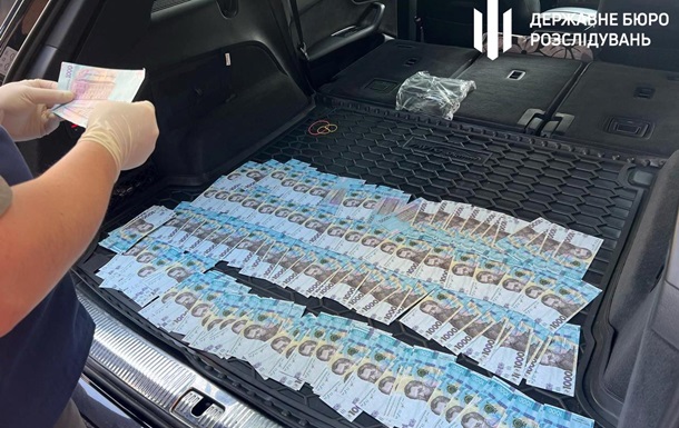 Сотрудника налоговой в Хмельницкой области поймали на взятке