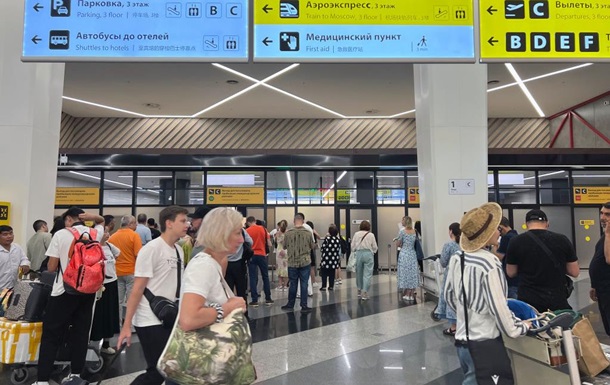 В аэропортах РФ продолжается коллапс из-за БпЛА: пассажирам выдают коврики