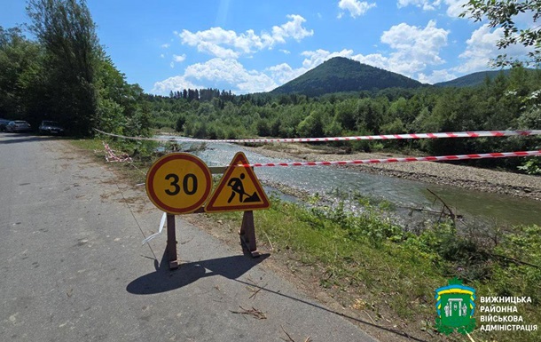 Наводнение частично разрушило дамбу в Буковине