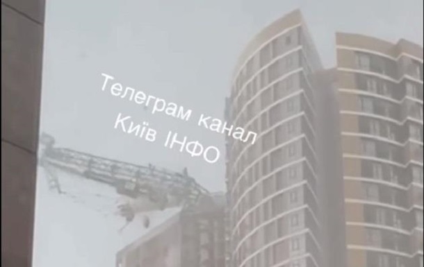 В Киеве из-за непогоды упал строительный кран