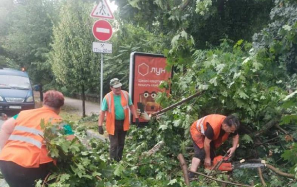 В Киеве из-за непогоды пострадали пятеро человек
