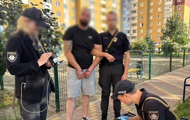 В Киеве мужчина стрелял по авто во дворе дома